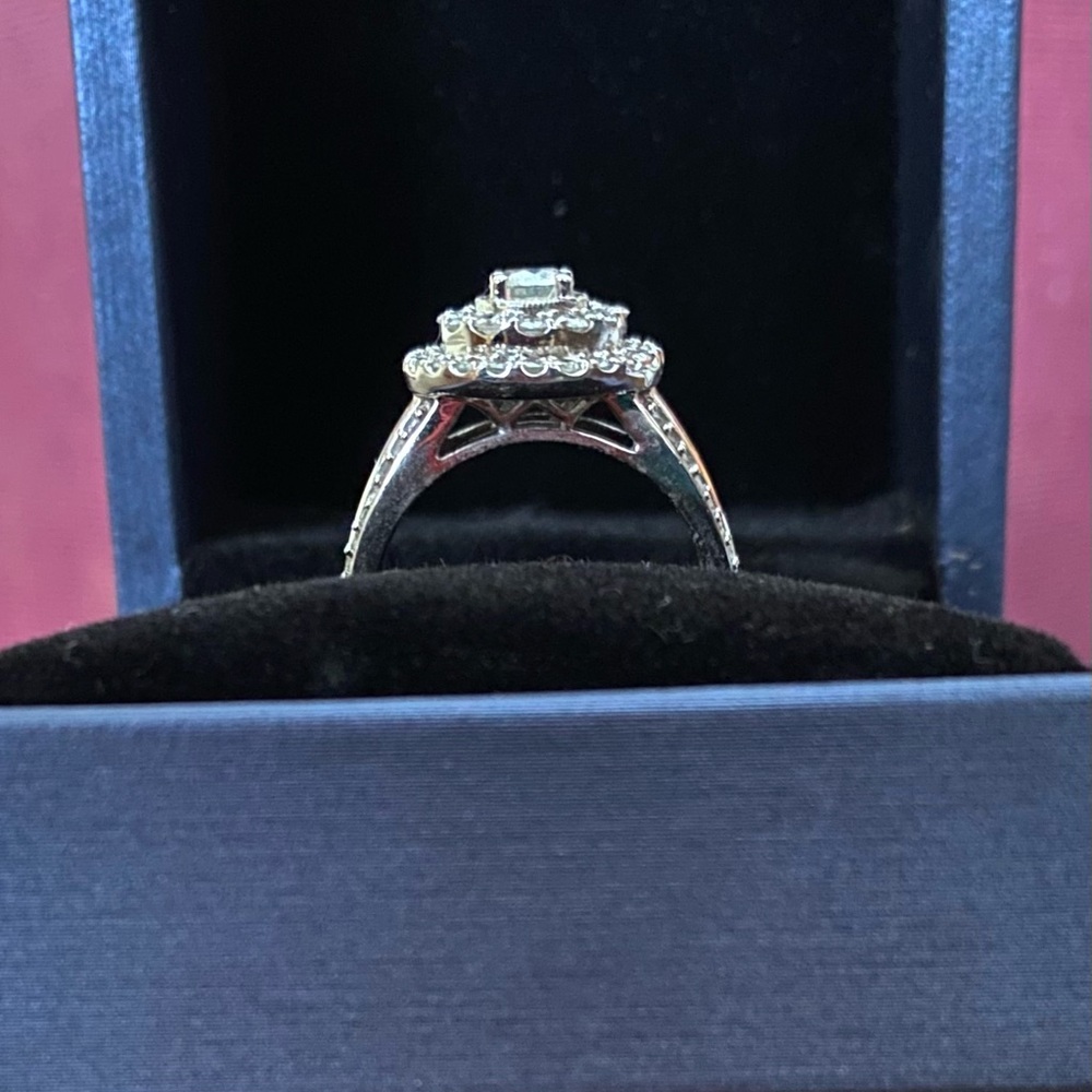 10k white gold, diamond ring. Size 7, 1.26 cwt
Stunning! SIZE 7 - Picture 3 of 9
